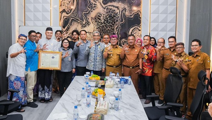 Penyerahan pengakuan dan perlindungan hukum sebagai Indikasi Geografis (IG) Batik Tulis Waleran Megamendung Cirebon