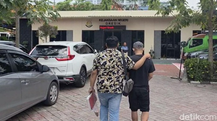 Penyidik Polres Gresik menyerahkan Midhol di Kejaksaan Negeri Greisk Penyidik Polres Gresik menyerahkan Midhol di Kejaksaan Negeri Greisk