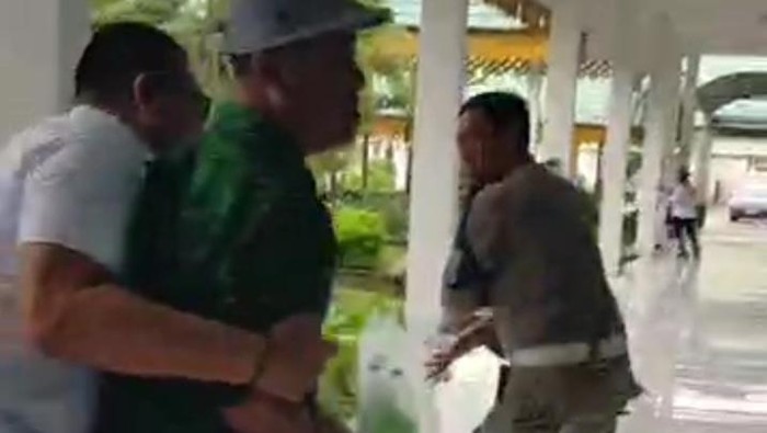 Penyiraman bensin Tangkapan layar seorang pria menyiramkan bensin di Kantor Bupati Langkat