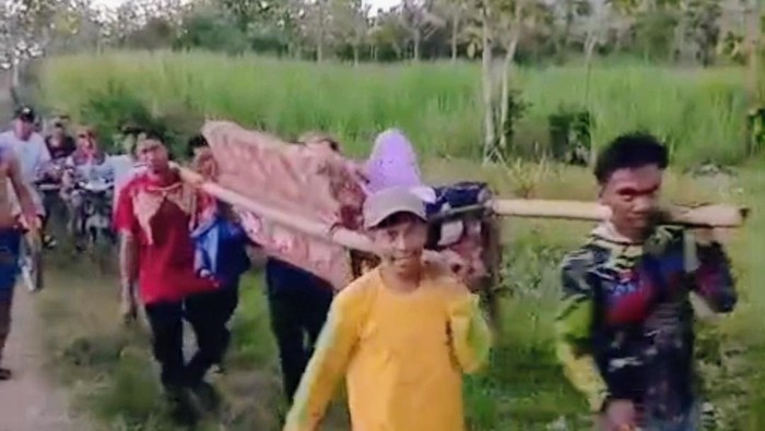 Perempuan hendak melahirkan ditandu di Bondowoso