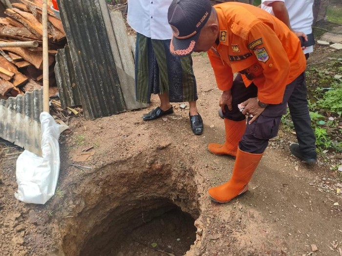 Petugas BPBD Ciamis meninjau dan melakukan asesmen di lokasi lubang 3 meter yang mendadak muncul.
