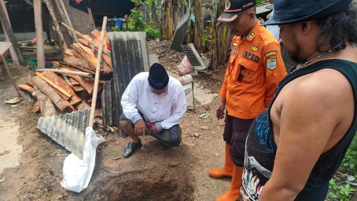 Petugas BPBD Ciamis meninjau dan melakukan asesmen di lokasi lubang 3 meter yang mendadak muncul. Petugas BPBD Ciamis meninjau dan melakukan asesmen di lokasi lubang 3 meter yang mendadak muncul.