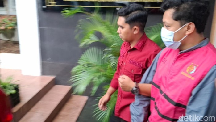 Petugas Kejari Cimahi giring tersangka korupsi duit nasabah