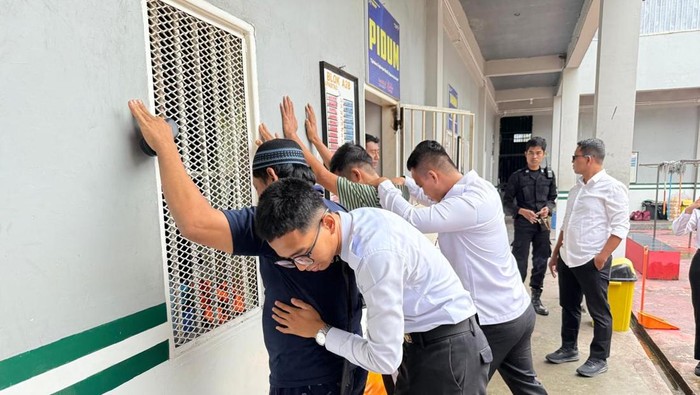 Petugas Lapastik Muara Sabak merazia blok hunian warga binaan