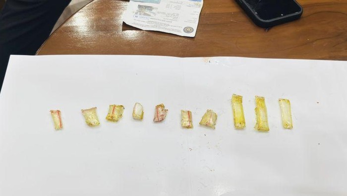Petugas Lembaga Pemasyarakatan (Lapas) Narkotika Kelas IIA Jakarta berhasil menggagalkan penyelundupan paket barang diduga narkotika jenis sabu dalam bungkus makanan ayam kecap. (dok. Antara)
