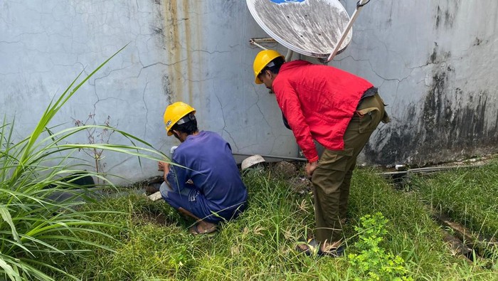 Petugas PDAM Makassar melakukan flushing demi memulihkan kembali kualitas air bersih di rumah pelanggan. Dokumen Istimewa
