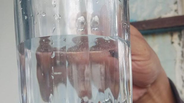 Petugas PDAM Makassar melakukan flushing demi memulihkan kembali kualitas air bersih di rumah pelanggan. Dokumen Istimewa