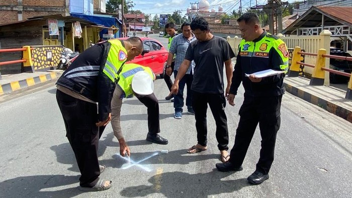 Pihak kepolisian saat olah TKP kecelakaan. (Foto: Dok. Polres Taput)