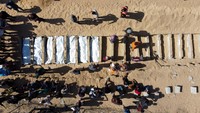 Namun, direktur kantor media pemerintah Gaza yang dikelola Hamas mengatakan jenazah-jenazah tersebut belum teridentifikasi. Keluarga orang hilang mengatakan banyak jenazah yang tak dikenal. Ismail Al-Thawabta, kepala kantor media Pemerintah Gaza yang dikelola Hamas, mengatakan pemeriksaan medis terhadap jenazah menunjukkan tanda-tanda eksekusi dan penganiayaan yang merupakan pelanggaran hukum humaniter internasional. REUTERS/Dawoud Abu Alkas