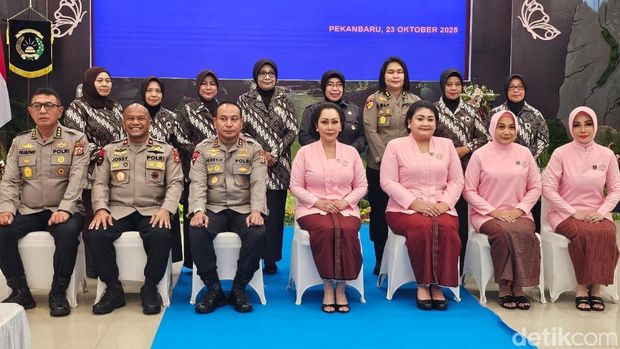 Polda Riau memperingati Hari Kesatuan Gerak Bhayangkari ke-73.