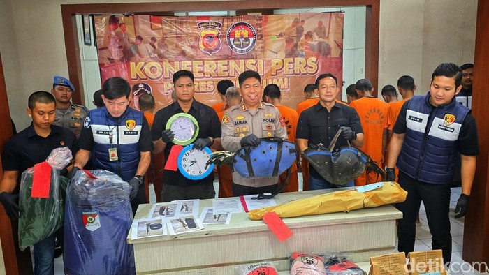 Polisi Pamerkan Jam Dinding hingga Ayam Adu dari Kasus Judi Sabung Ayam di Sukabumi