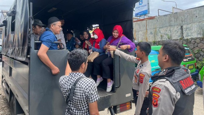 Sejumlah penumpang terlantar imbas aksi demo sopir angkutan perkotaan (angkot) di Balai Kota Bogor, Jawa Barat, Kamis (23/10/2025). Polresta Bogor Kota bersama TNI menyiagakan sejumlah truk untuk mengangkut penumpang.