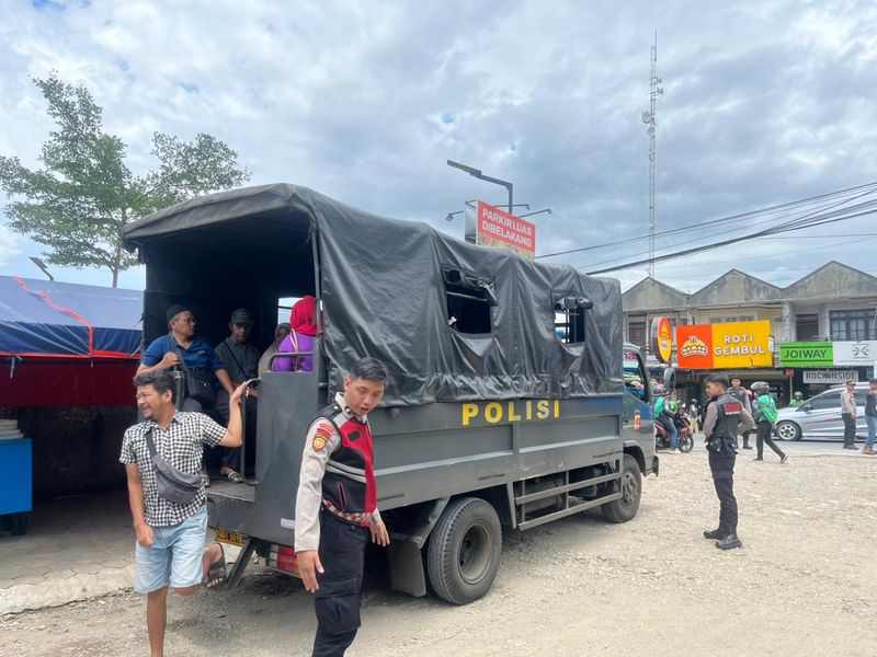 Sejumlah penumpang terlantar imbas aksi demo sopir angkutan perkotaan (angkot) di Balai Kota Bogor, Jawa Barat, Kamis (23/10/2025). Polresta Bogor Kota bersama TNI menyiagakan sejumlah truk untuk mengangkut penumpang.