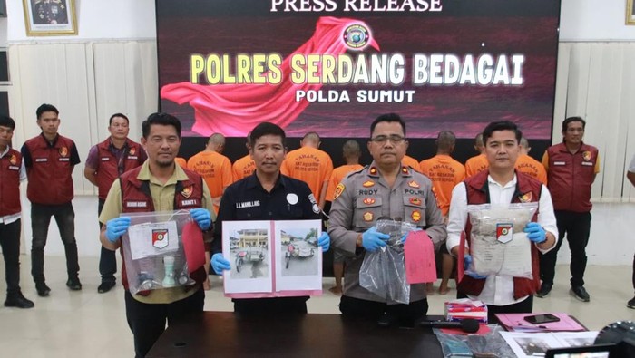 Polres Sergai saat merilis kasus pencurian di gudang. (dok. Polres Sergai)