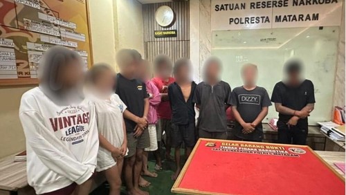 Polresta Mataram mengamankan sembilan orang saat menggerebek sebuah rumah di Abian Tubuh Utara, Kelurahan Cakranegara Baru, Kecamatan Cakranegara, Mataram, NTB. (Foto: Dok. Polresta Mataram)