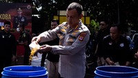 Kepolisian Resor Kota Besar (Polrestabes) Bandung memusnahkan sebanyak 2.705.700 butir obat-obatan tertentu (OOT) ilegal dari hasil pengungkapan kasus di dua lokasi berbeda di Kota Bandung. ANTARA FOTO/Novrian Arbi