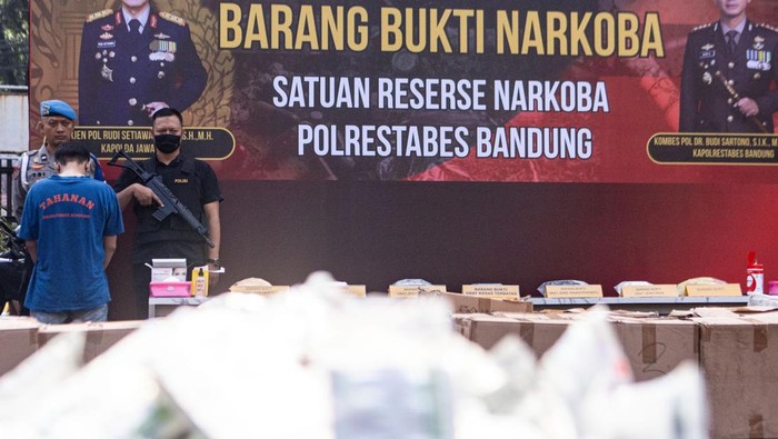 Polrestabes Bandung Musnahkan 2,7 Juta Butir Obat Ilegal Anggota kepolisian membakar obat-obatan saat pemusnahan barang bukti narkotika atau obat-obatan tertentu di Kantor Satuan Reserse Narkoba Polrestabes Bandung, Bandung, Jawa Barat, Kamis (23/10/2025). Polrestabes Bandung memusnahkan sebanyak 2.705.700 butir obat-obatan tertentu (OOT) ilegal dengan berbagai merek yang merupakan hasil pengungkapan dari dua lokasi berbeda di Kota Bandung dengan satu tersangka berinisial IS. ANTARA FOTO/Novrian Arbi