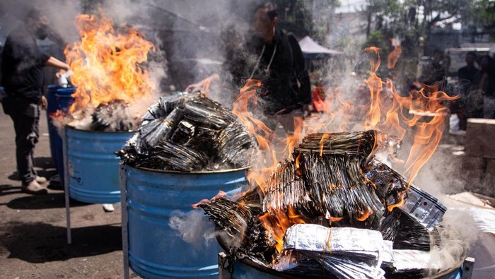 Polrestabes Bandung Musnahkan 2,7 Juta Butir Obat Ilegal Anggota kepolisian membakar obat-obatan saat pemusnahan barang bukti narkotika atau obat-obatan tertentu di Kantor Satuan Reserse Narkoba Polrestabes Bandung, Bandung, Jawa Barat, Kamis (23/10/2025). Polrestabes Bandung memusnahkan sebanyak 2.705.700 butir obat-obatan tertentu (OOT) ilegal dengan berbagai merek yang merupakan hasil pengungkapan dari dua lokasi berbeda di Kota Bandung dengan satu tersangka berinisial IS. ANTARA FOTO/Novrian Arbi