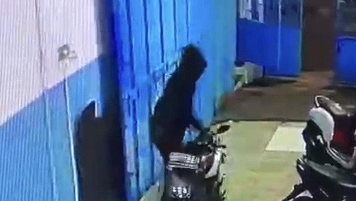 Potongan rekaman CCTV saat maling beraksi di dapur MBG Sukabumi (Istimewa)