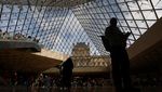 Potret Museum Louvre Kembali Dibuka Usai Geger Pencurian Perhiasan