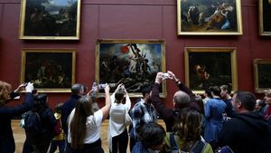 Potret Museum Louvre Kembali Dibuka Usai Geger Pencurian Perhiasan