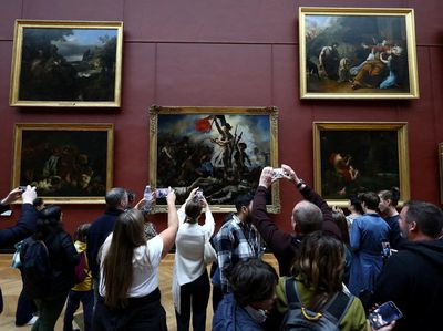 Potret Museum Louvre Kembali Dibuka Usai Geger Pencurian Perhiasan