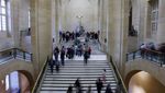 Potret Museum Louvre Kembali Dibuka Usai Geger Pencurian Perhiasan