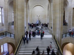 Museum Louvre Tutup Mendadak Kantor dan Galerinya karena Ada yang Rapuh
