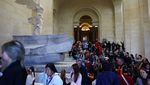 Potret Museum Louvre Kembali Dibuka Usai Geger Pencurian Perhiasan