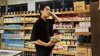 Sosok Na Daehoon kini jadi sorotan publik. Meski lahir di Korea, tetapi sejak umur 12 tahun sampai sekarang ia menetap di Indonesia untuk bekerja sebagai seorang konten kreator sekaligus chef. Foto: Instagram @daehoon_na