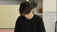 Menyandang gelar sebagai seorang chef membuat pria kelahiran 1993 itu suka membagikan konten, terutama resep-resep makanan khas Korea yang bisa dibuat dengan mudah di rumah. Foto: Instagram @daehoon_na
