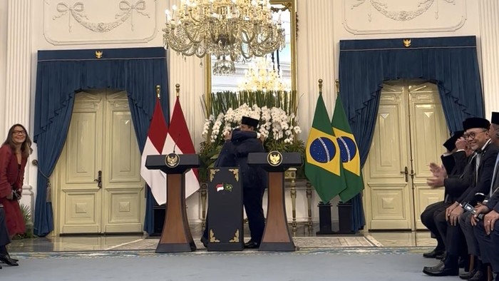 Presiden Prabowo Subianto melempar pujian atas kondisi kesehatan Presiden Brasil Luiz Inácio Lula da Silva yang akan menginjak usia 80 tahun pada tahun ini. Keduanya kemudian berpelukan di ruang kredensial Istana Merdeka, Jakarta, Kamis (23/10/2025).