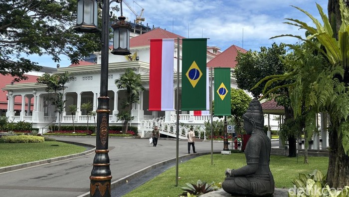 Presiden Brasil Luiz Inácio Lula da Silva akan melakukan kunjungan kenegaraan menemui Presiden Prabowo Subianto di Istana Merdeka, Jakarta. Istana bersolek menjelang kedatangan Lula tersebut. (Firda/detikcom).