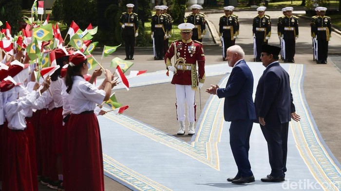 Presiden Prabowo Terima Kunjungan Presiden Brasil Lula da Silva di Istana Merdeka Presiden Prabowo Subianto menerima kunjungan kenegaraan Presiden Brasil Luiz InΓ‘cio Lula da Silva di Istana Merdeka, Jakarta, Kamis (23/10/2025). Kedatangan Presiden Lula da Silva disambut dengan upacara kehormatan dan pemeriksaan pasukan, diikuti pertemuan bilateral antara kedua kepala negara.
