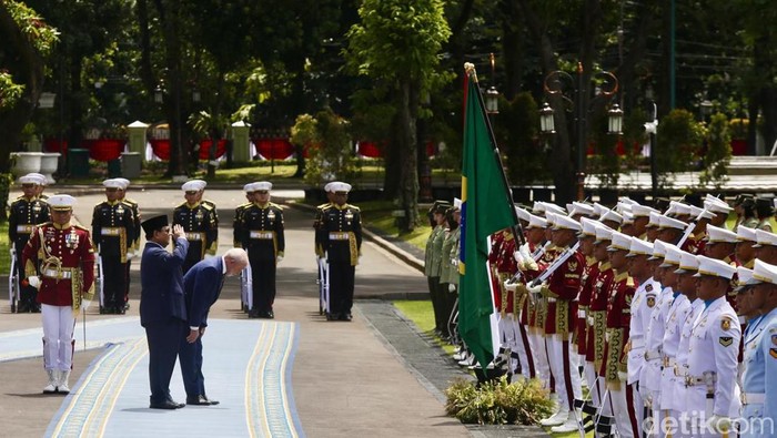 Presiden Prabowo Terima Kunjungan Presiden Brasil Lula da Silva di Istana Merdeka Presiden Prabowo Subianto menerima kunjungan kenegaraan Presiden Brasil Luiz Inรกcio Lula da Silva di Istana Merdeka, Jakarta, Kamis (23/10/2025). Kedatangan Presiden Lula da Silva disambut dengan upacara kehormatan dan pemeriksaan pasukan, diikuti pertemuan bilateral antara kedua kepala negara.