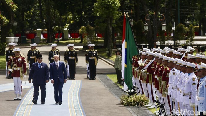Presiden Prabowo Subianto menerima kunjungan kenegaraan Presiden Brasil Luiz Inácio Lula da Silva di Istana Merdeka, Jakarta, Kamis (23/10/2025). Kedatangan Presiden Lula da Silva disambut dengan upacara kehormatan dan pemeriksaan pasukan, diikuti pertemuan bilateral antara kedua kepala negara.