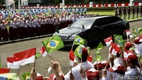 Presiden Brazil Luiz Inacio Lula da Silva, tampak datang dengan menggunakan mobil limusin berwarna hitam.