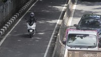 Pengendara sepeda motor nekat nerobos jalur TransJakarta. Jalur TransJakarta (busway) hanya boleh dilalui oleh bus TransJakarta dan kendaraan resmi yang bertugas, seperti ambulans, pemadam kebakaran, serta kendaraan polisi yang sedang menangani keadaan darurat. Kendaraan operasional TransJakarta, seperti mobil patroli dan derek resmi, juga diperbolehkan melintas.