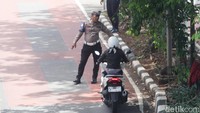 Selain itu, kendaraan yang mendapat izin khusus dari Dinas Perhubungan atau TransJakarta—misalnya untuk pengawalan pejabat atau perawatan jalur—dapat menggunakan jalur ini. Di luar itu, kendaraan pribadi, ojek, dan angkutan umum lain dilarang masuk dan pelanggar dapat dikenai denda hingga Rp500.000 atau kurungan dua bulan.