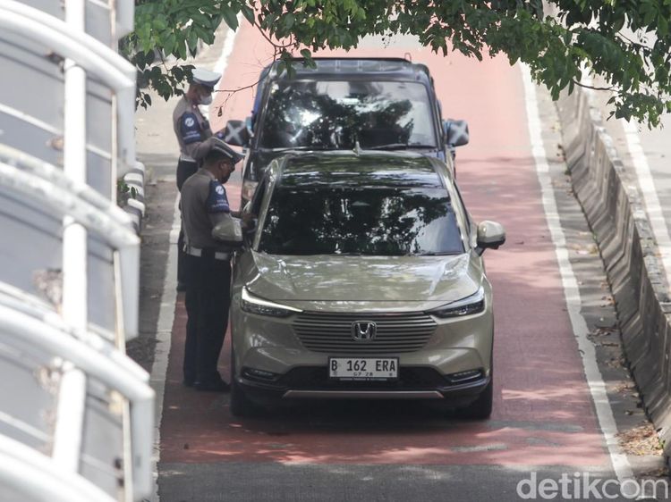 Priiit! Pengendara Bandel Terobos Busway Kena Tilang
