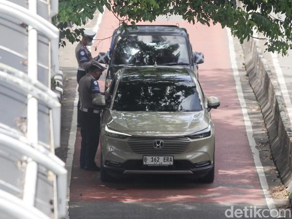 Priiit! Pengendara Bandel Terobos Busway Kena Tilang