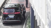 Pelanggar yang menerobos jalur TransJakarta seperti mobil dan sepeda motor ditindak di tempat.