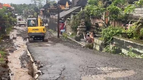 Pengerjaaan pelebaran dan pembuatan got di Banjar Belong, Desa Taro, Kecamatan Tegallalang, Gianyar kemarin sore, Rabu (22/10/2025).