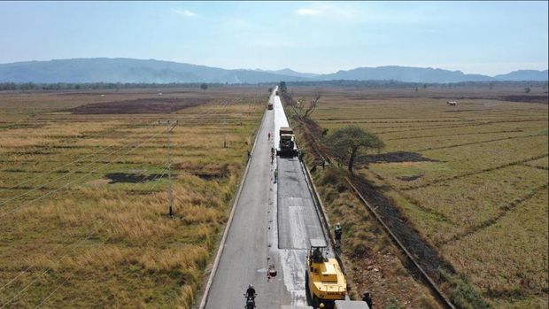 Proyek Rehabilitation of Municipal Roads Package 11 : Section Maliana Town, Phase 2 (Main Road) yang berlokasi di Distrik Bobonaro, Timor Leste (Proyek Maliana). (Dok. Hutama Karya)
