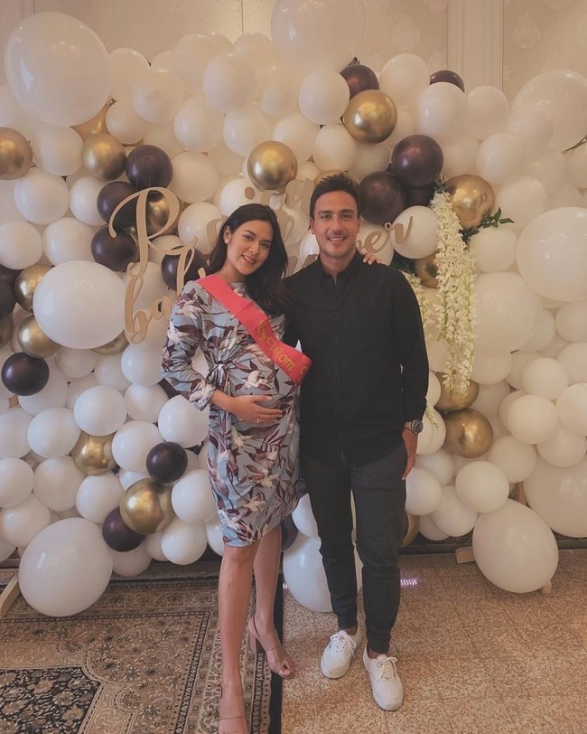 Berselang tiga bulan, Raisa dan Hamish mengumumkan pernikahan mereka yang digelar September 2017. Keduanya bertukar tatapan romantis, sah menjadi pasangan suami-istri. Foto: Instagram