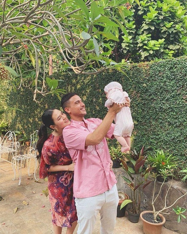 Pelantun ‘Kali Kedua’ itu mendapat pesta kejutan baby shower dari sahabat-sahabatnya setelah diketahui mengandung buah cintanya dengan Hamish pada akhir Desember 2018. Foto: Instagram