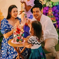 Kabar perceraian Raisa dan Hamish Daud membuat publik terkejut, karena keduanya dikenal sebagai pasangan selebriti harmonis. Pekan lalu, Raisa melayangkan gugatan cerai setelah delapan tahun menikah. Lewat Instagram, mereka mengonfirmasi kabar tersebut, dan menyatakan akan tetap berhubungan baik sebagai orang tua dari putri semata wayang, Zalina. Foto: Instagram