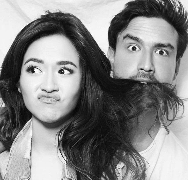 Sejak itu, Raisa dan Hamish tak lagi sungkan membagikan momen kebersamaan mereka. Pada Februari 2017, Hamish tampak mengunggah hasil photobox mereka melakukan pose lucu dengan caption “Bad hair day.” Foto: Instagram
