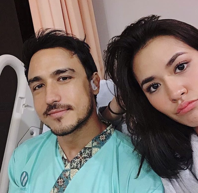 Raisa juga hadir menjadi penyemangat Hamish, yang harus menjalani operasi karena penyakit pendengaran telinga exostosis. “Makasih juga ke suster terbaik ini yg mau terbang jauh2 untuk bantu utusin semuanya,” demikian keterangan foto Hamish di April 2017. Foto: Instagram