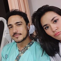 Raisa juga hadir menjadi penyemangat Hamish, yang harus menjalani operasi karena penyakit pendengaran telinga exostosis. “Makasih juga ke suster terbaik ini yg mau terbang jauh2 untuk bantu utusin semuanya,” demikian keterangan foto Hamish di April 2017. Foto: Instagram
